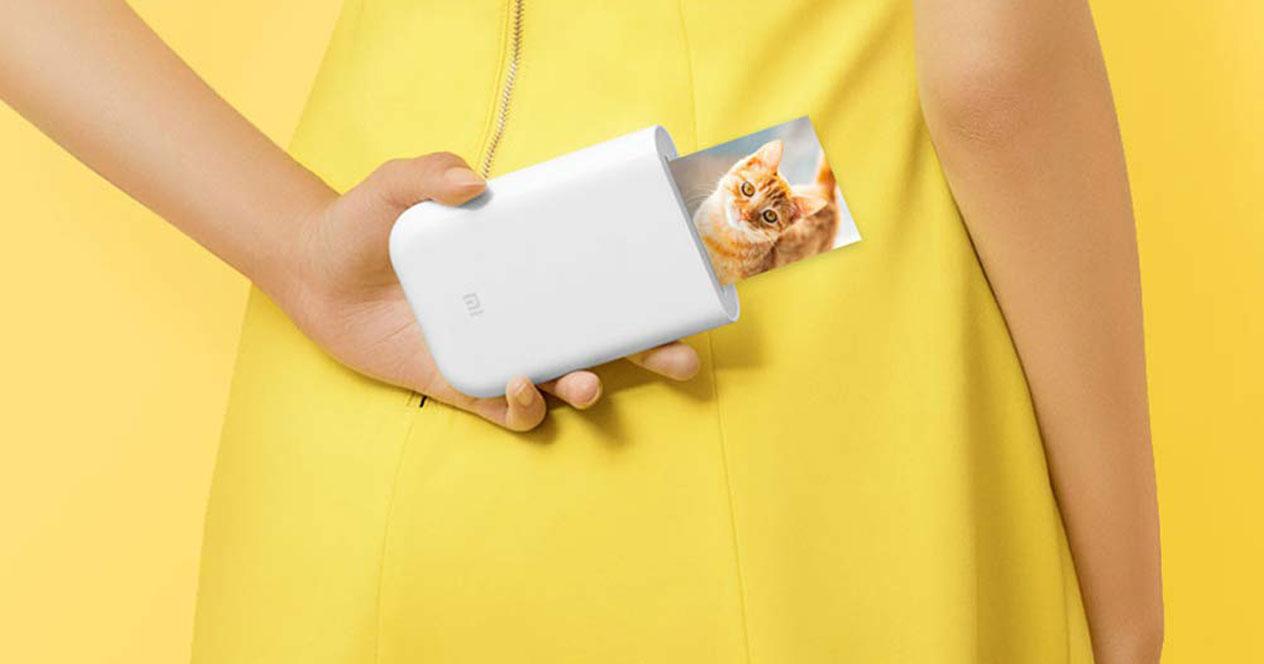Uso de la impresora Xiaomi Pocket Photo con fondo amarillo