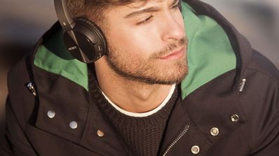 Uso de los auriculares Sony MDR-ZX330BT por un chico