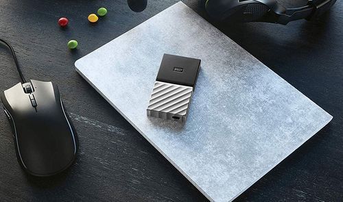 Disco externo SSD encima de un portátil