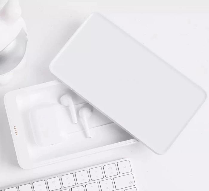 Uso de Xiaomi Multifunctional Disinfection Box Wireless Charging con auriculares