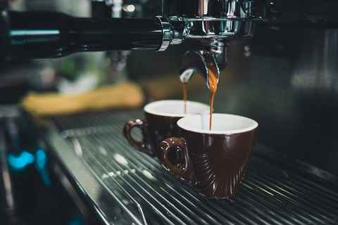 rebaja a menos de 250 euros un cafetera superautomática compacta con  molinillo de café integrado