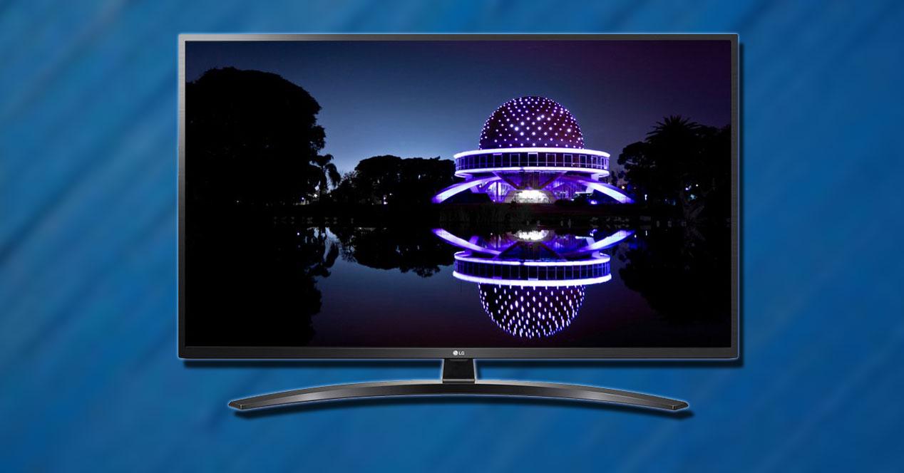 Imagen de la Smart TV LG 43UM7400PLB con fondo azul