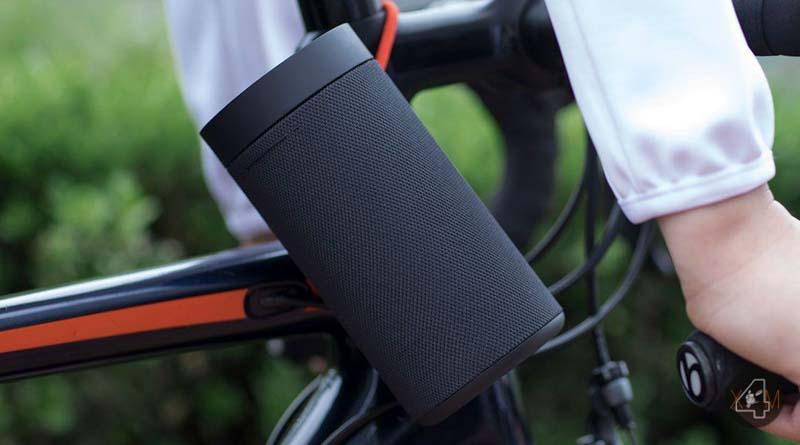 Altavoz Xiaomi Portable Outdoor Speaker colgado en bici