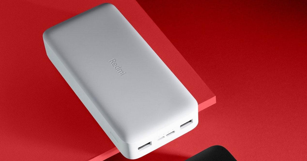 Batería externa Xiaomi Redmi Power Bank con fondo rojo
