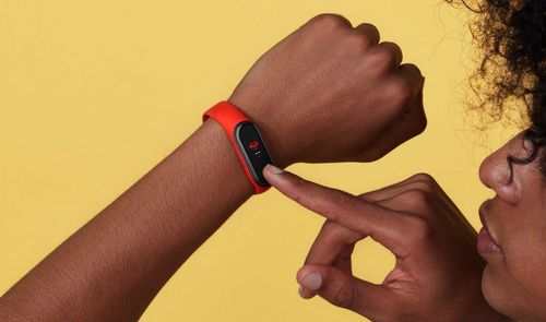 Uso de smartband con fondo amarillo