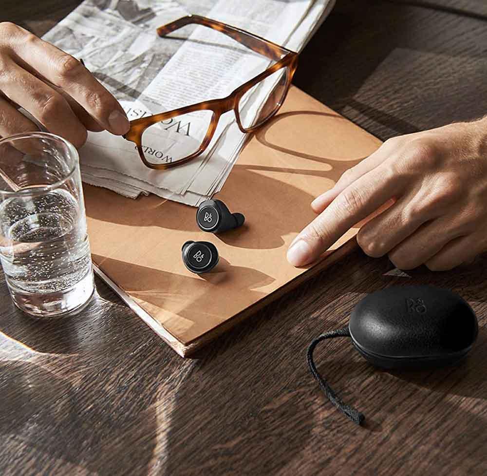 Auriculares independientes en una mesa
