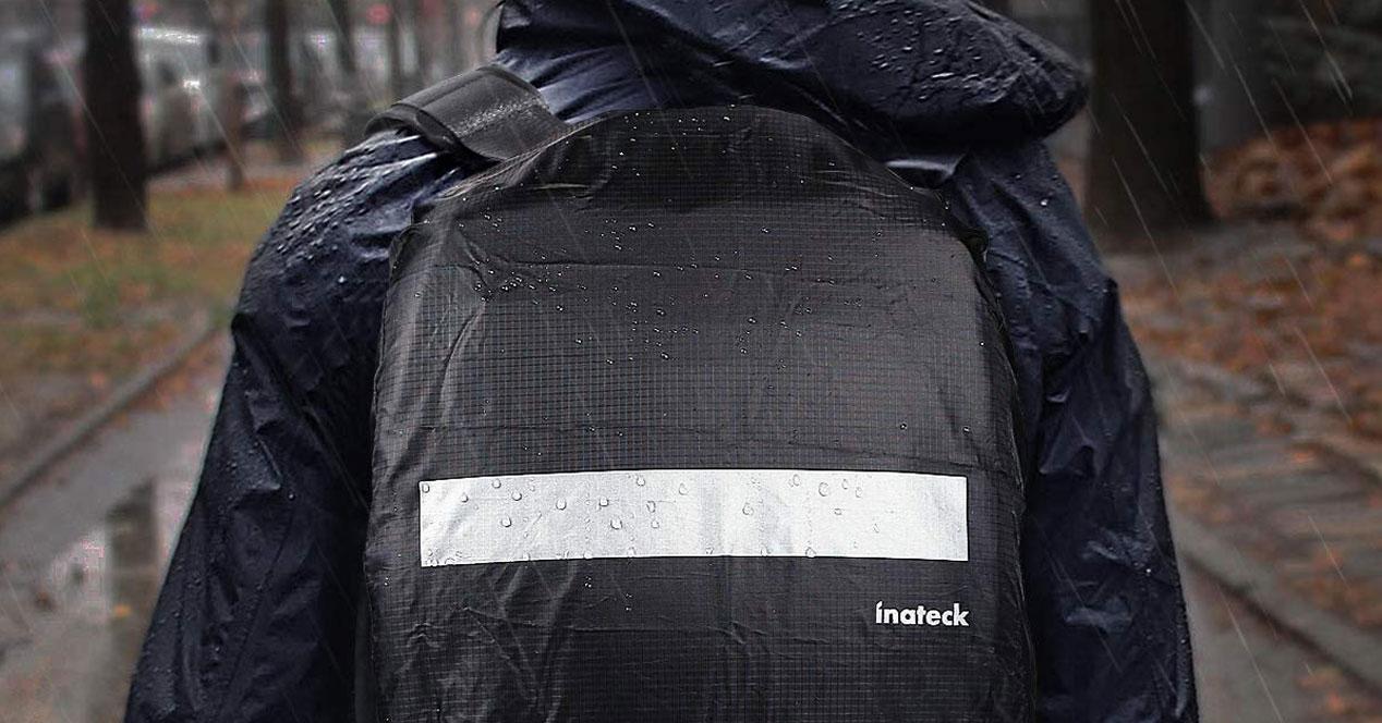 Uso de mochilas impermeables con lluvia