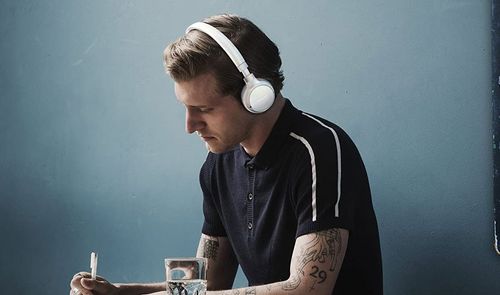 Uso de auriculares de color blanco