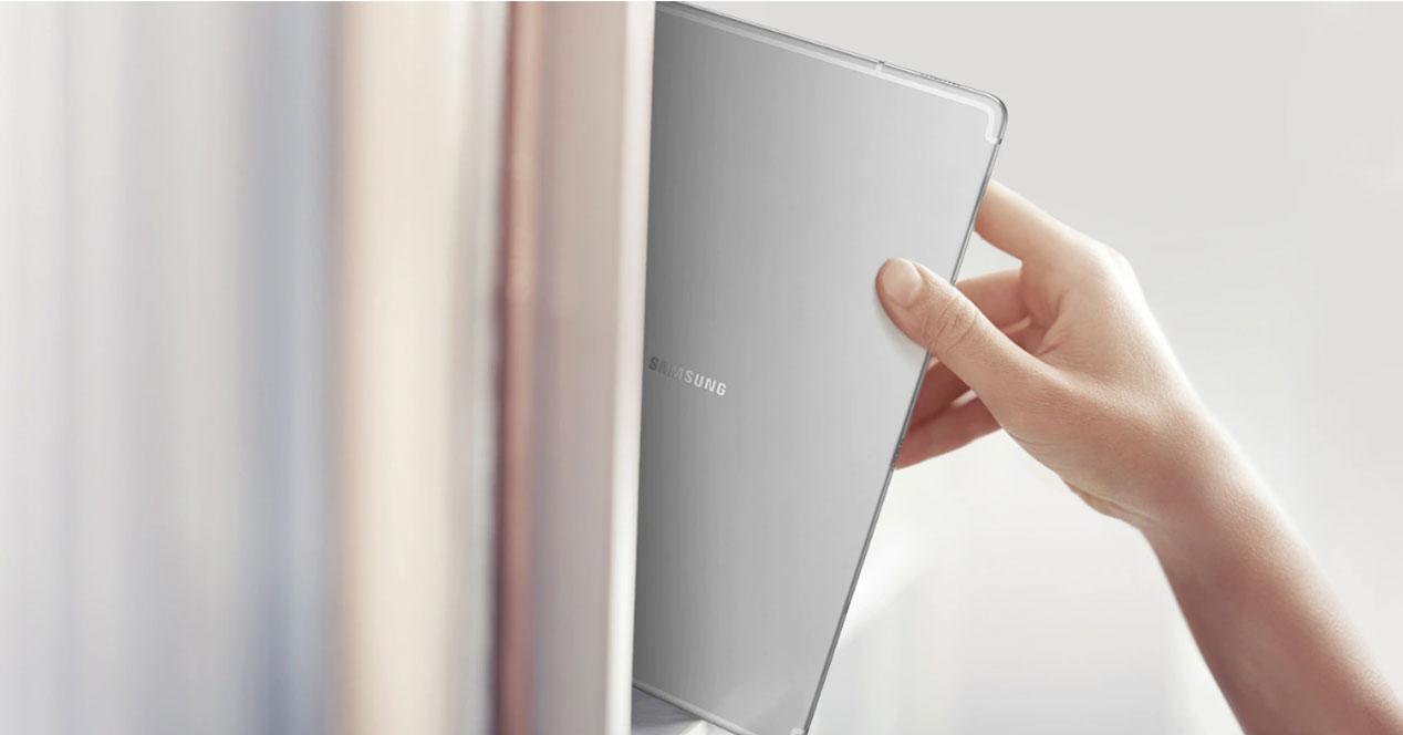 Uso de un tablet de Samsung en una estantería