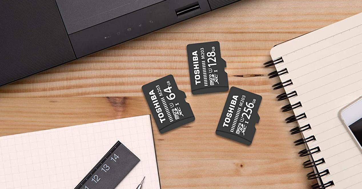 Varias tarjetas microSD en una mesa