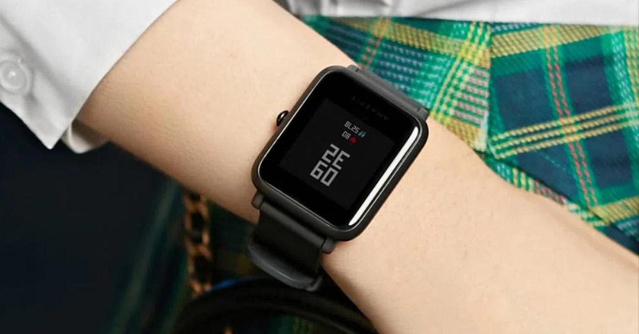 Uso del smartwatch Xiaomi Amazfit Bip Lite de color negro