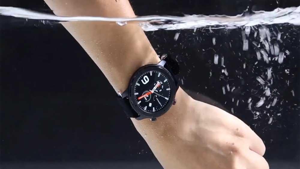 Smartwatch Amazfit GTR Lite en agua