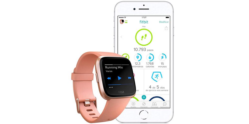 Smartwatch Fitbit Versa con teléfono móvil