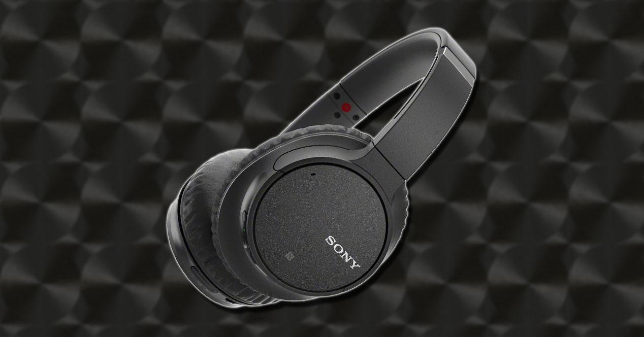 Auriculares Sony WH-CH700NB con fondo negro