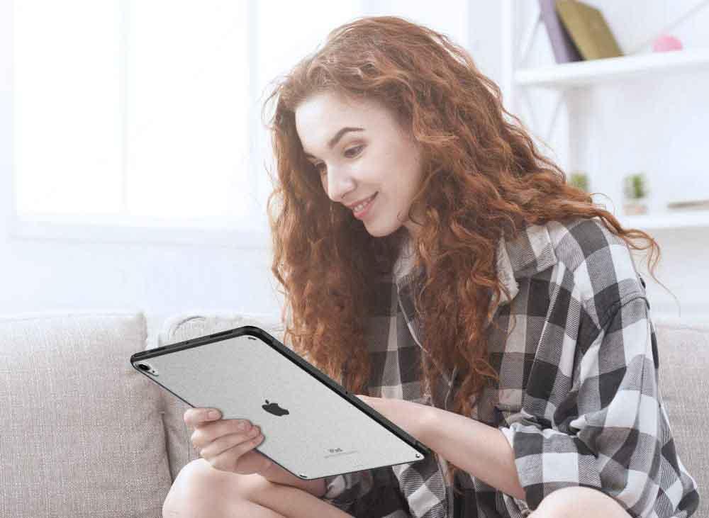 Chica con fundas para iPad Air