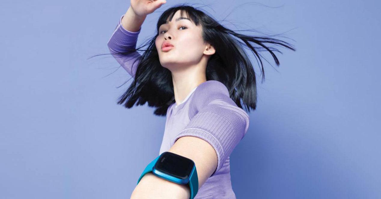 Chica con el smartwatch Fitbit Versa Lite