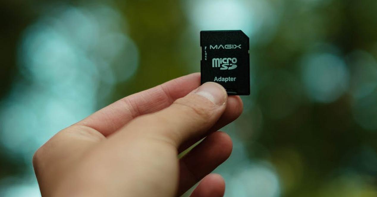 Tarjeta microSD en la mano