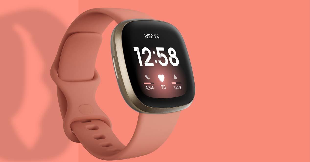 Smartwatch Fitbit Versa 3 con fondo