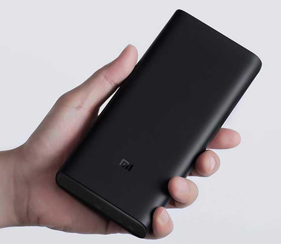 Batería externa de Xiaomi en la mano