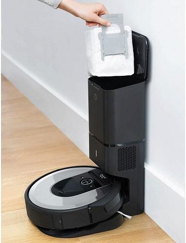robot aspirador Roomba quitando bolsa