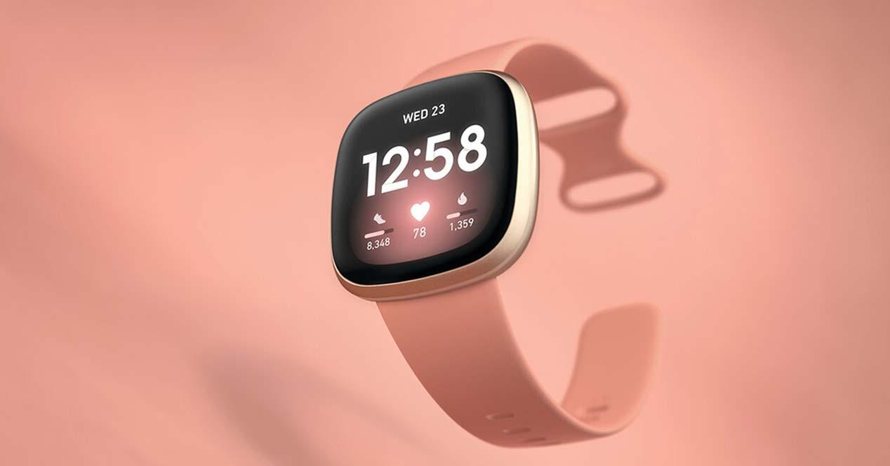 Smartwatch Fitbit Versa con fondo