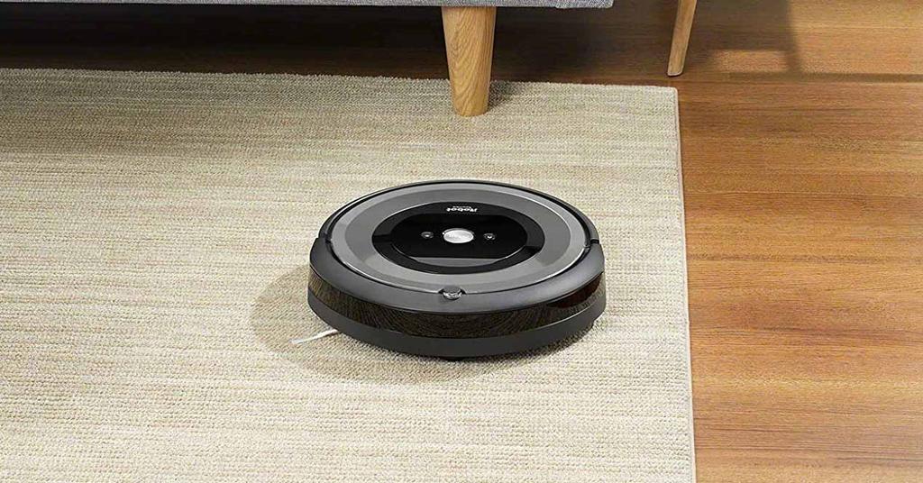 robô aspirador Roomba limpiando una alfombra