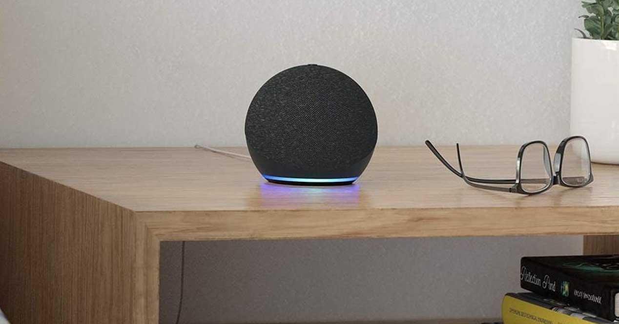 Altavoz inteligente Echo Dot en una mesa