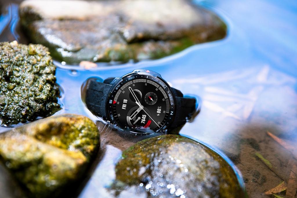 Smartwatch Honor en el agua