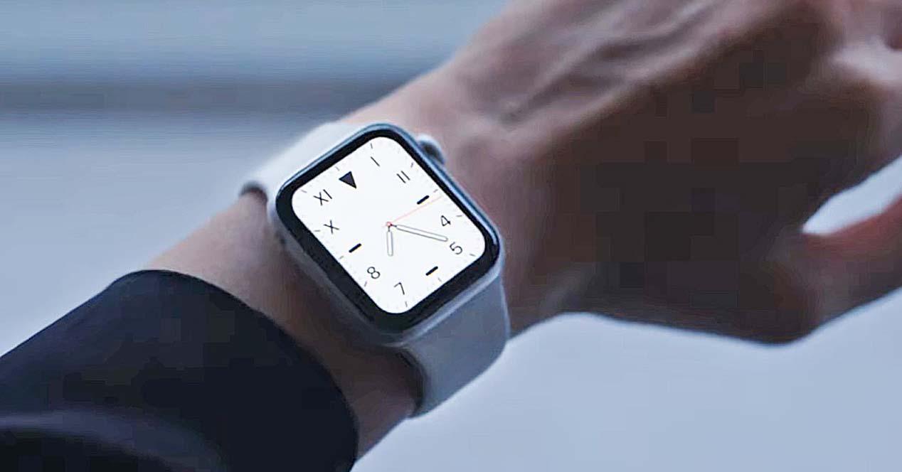 Uso de Apple Watch blanco