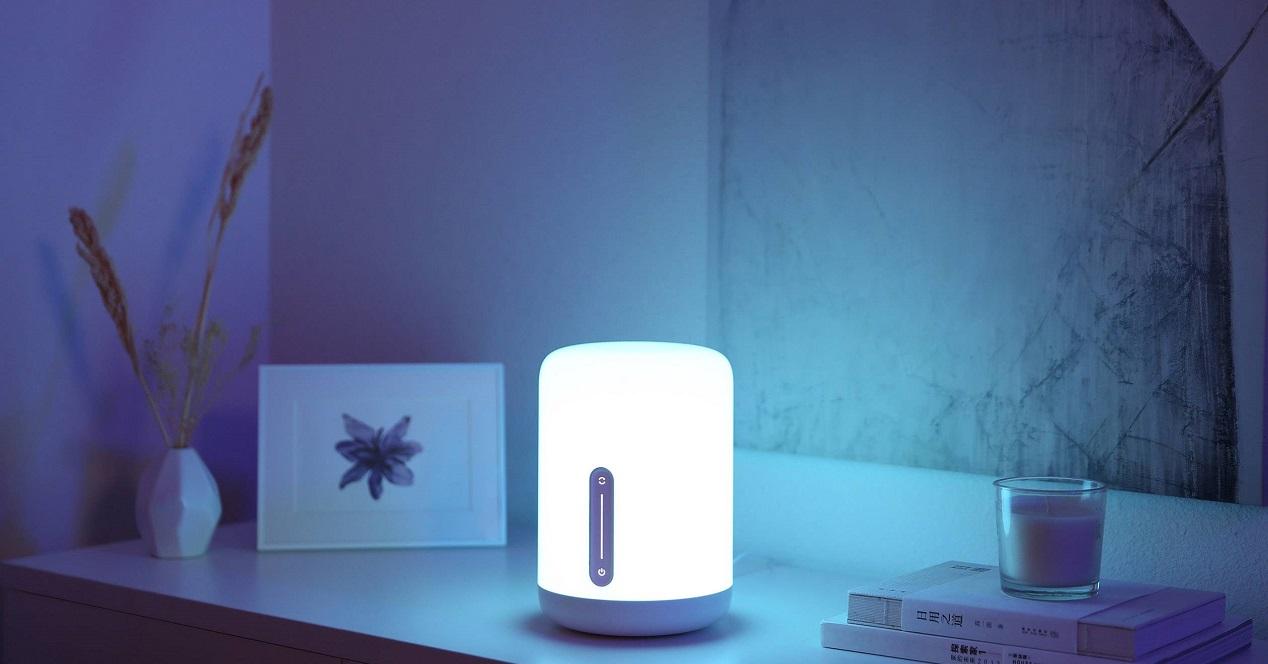 Lámpara de mesa inteligente, lámpara de tareas regulable que funciona con  Alexa y Google Home, luz ambiental con sincronización de música y modos de