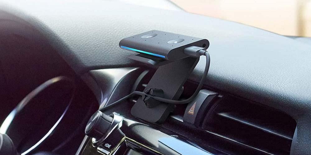 Amazon Echo Auto en el salpicadero de un coche