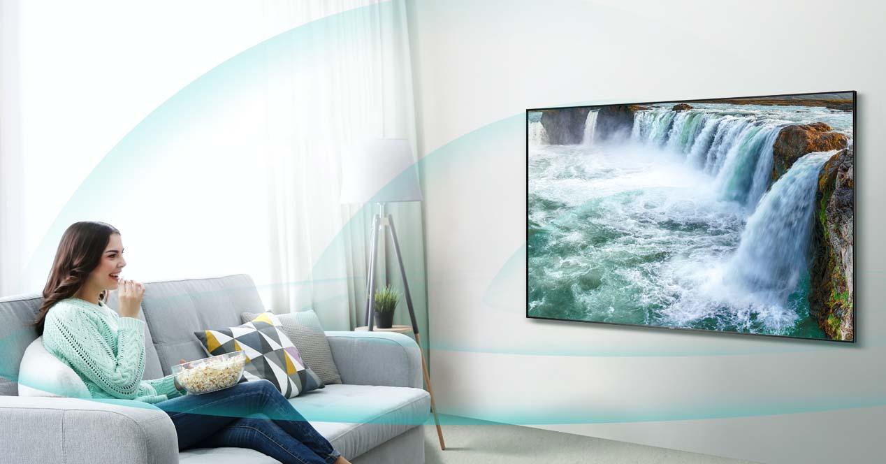 Smart TV Hisense 65A7500F colgada en pared
