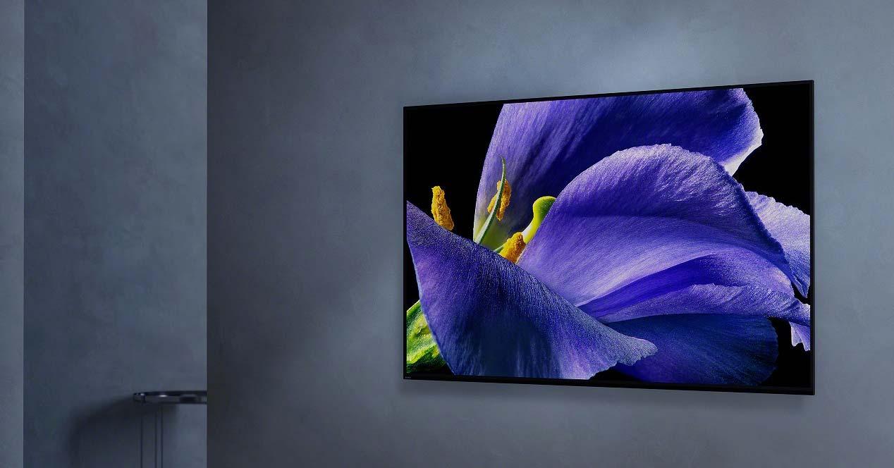 Smart TV Sony KD-65AG9 colgada en la pared