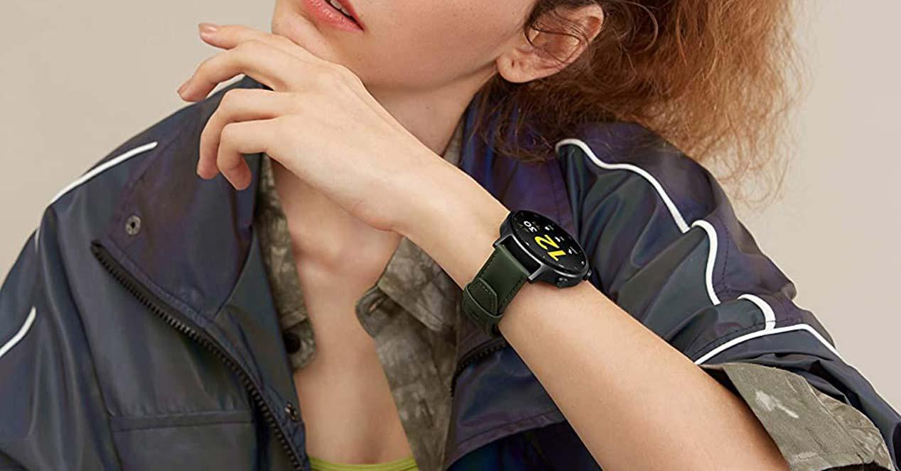 Chica con el smartwatch realme Watch S