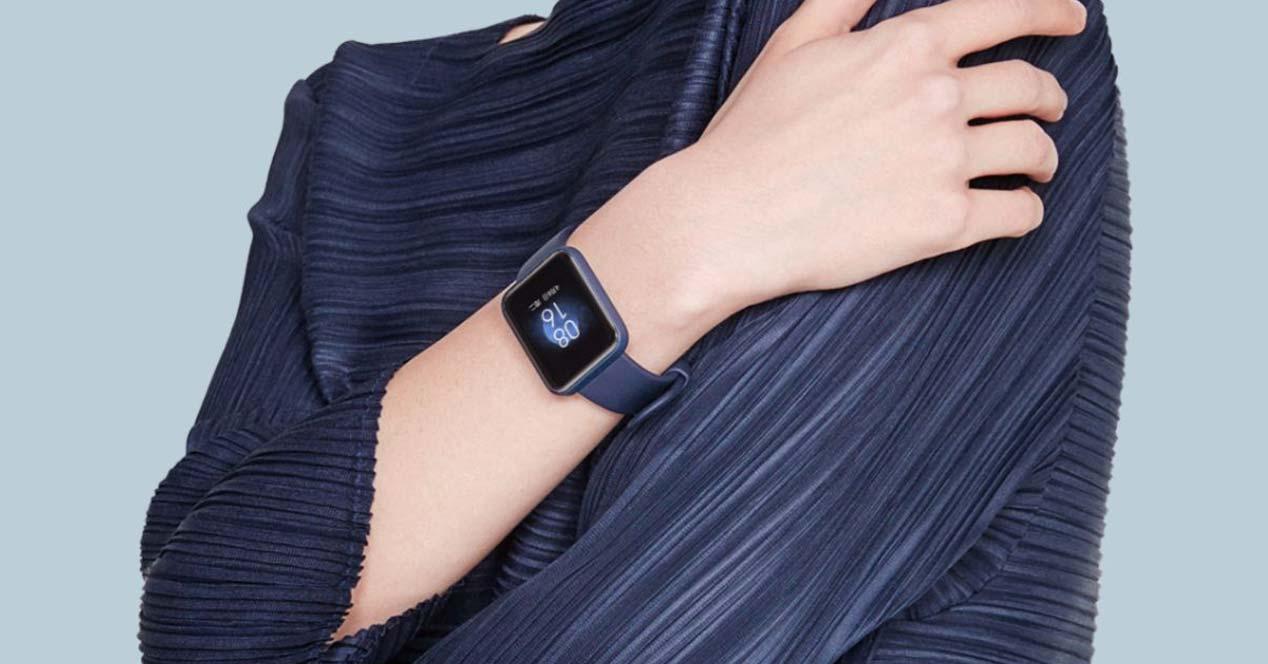 Smartwatch Xiaomi Redmi Watch en uso