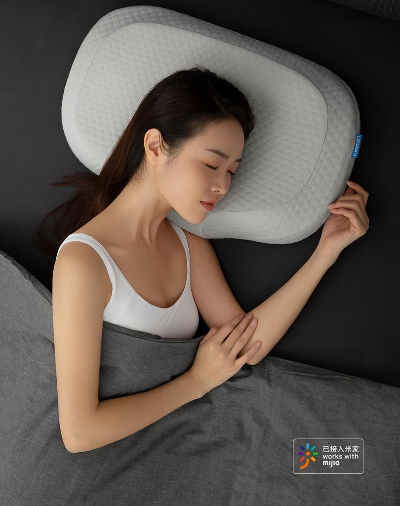 Chica con almohada Xiaomi LEGA AI