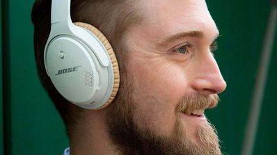 Chico utilizando unos auriculares Bose Bluetooth