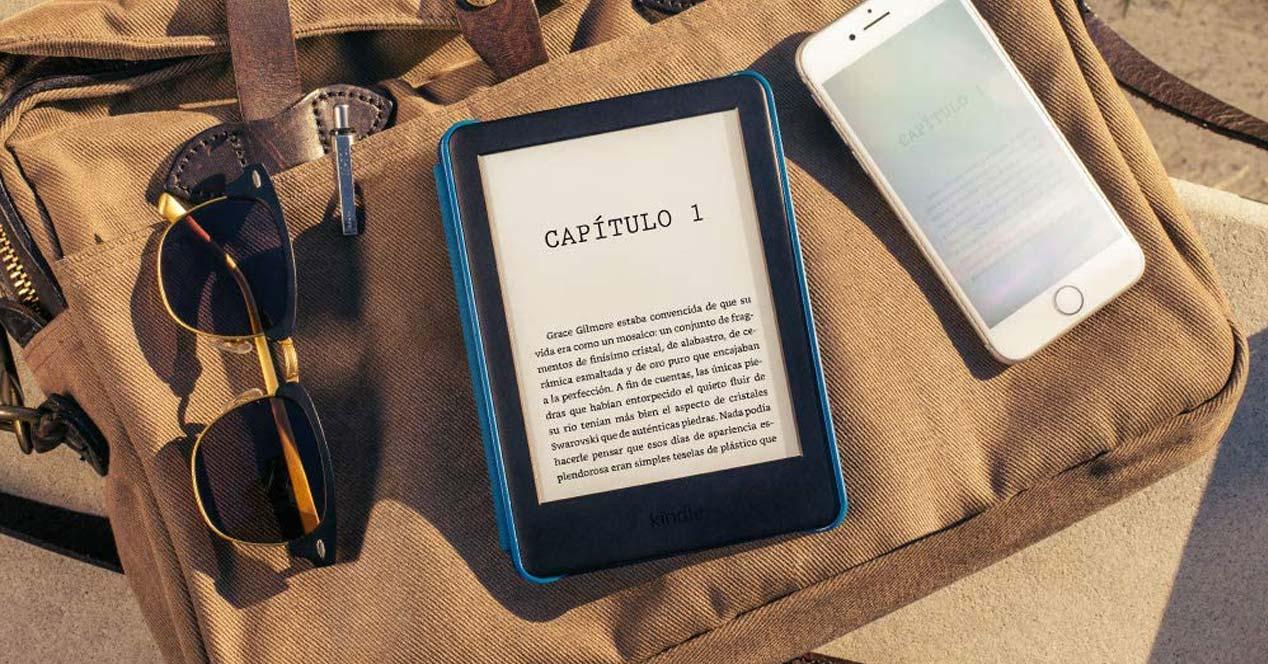 Amazon Kindle en una mochila