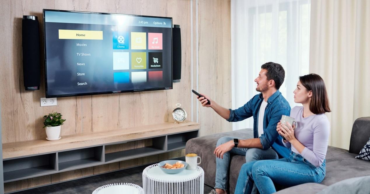 tv box android y dos mirando la tele
