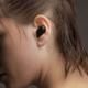 Chica utilizando los Xiaomi Mi True Wireless Earbuds Basic 2