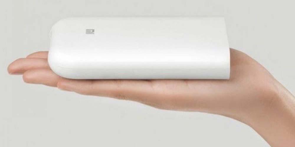 Impresora portátil Xiaomi Mi Portable Photo Printer en la mano