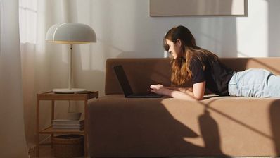 Chica utilizando un ordenador portátil
