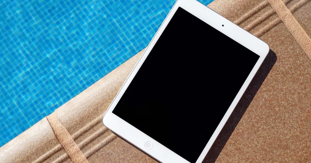 Tablet iPad en la piscina