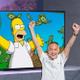 Smart TV Sony KE48A9BAEP con fondo y Simpsons