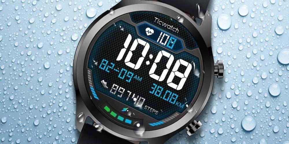 Reloj Ticwatch C2+ con agua