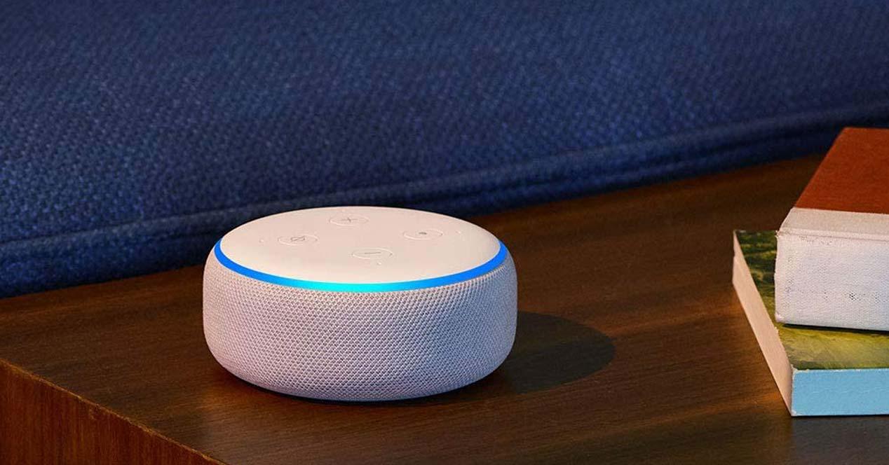 Amazon Echo Dot en una mesa