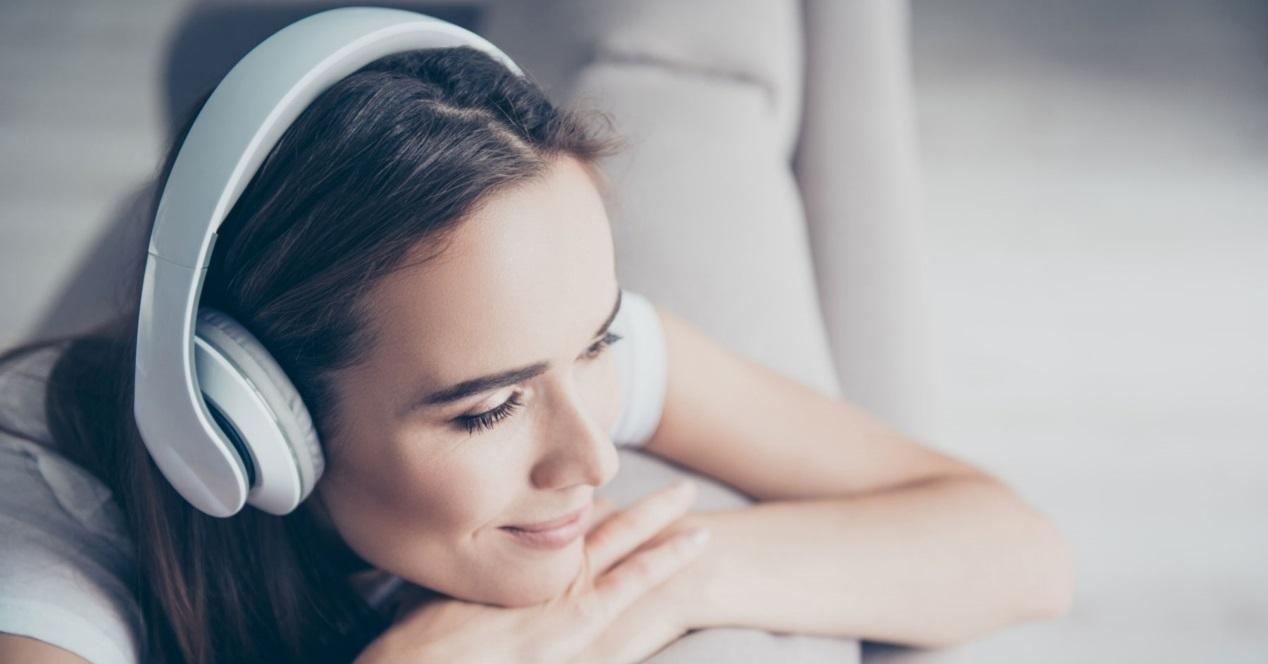 mujer escuchando musica