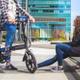 jóvenes conversando con una bicicleta Llévate una bicicleta eléctrica SmartGyro