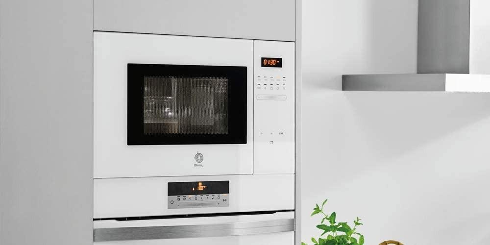 Microondas de diseño integrable de Balay en la cocina