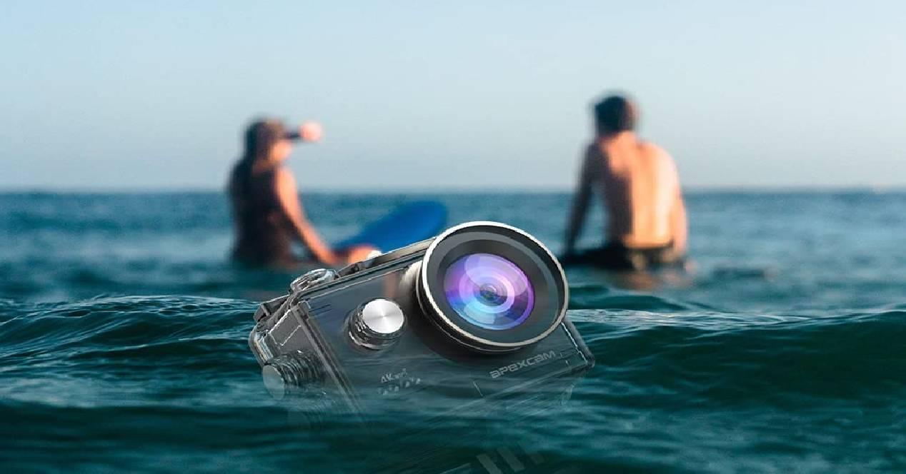 Imagen de una camera acción Apexcam en el agua del mar
